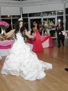 Die perfekte Hochzeit! - Cigdem (M.) liebt alles, was funkelt und glitzert. Dementsprechend kann gar nicht genügend Strass ihr Hochzeitskleid schmücken. © ITV Studios Limited 2010