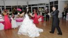 Die perfekte Hochzeit! - Cigdem (M.) liebt alles, was funkelt und glitzert. Dementsprechend kann gar nicht genügend Strass ihr Hochzeitskleid schmücken. © ITV Studios Limited 2010 Die perfekte Hochzeit! - Cigdem (M.) liebt alles, was funkelt und glitzert. Dementsprechend kann gar nicht genügend Strass ihr Hochzeitskleid schmücken. © ITV Studios Limited 2010