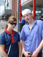 Die strengsten Eltern der Welt - In jeder Episode werden freche, verzogene Jugendliche zu einer Familie geschickt, die fernab der Heimat in ihnen völlig fremden Welten lebt. Heute: Fabian Vahrenkampf (r.) und Julia Lange (l.) bei einer Gastfamilie in Namibia. © kabel eins