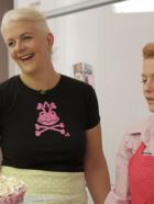 Enie backt - Zusammen mit der Hamburgerin Betty Schliephake Burchardt (l.) - der Tortentunerin schlechthin - backt Enie (r.) eine imposante aber ganz easy gemachte Hochzeitstorte aus Cupcakes © sixx