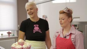 Zusammen mit der Hamburgerin Betty Schliephake Burchardt (l.) - der Tortentunerin schlechthin - backt Enie (r.) eine imposante aber ganz easy gemachte Hochzeitstorte aus Cupcakes © sixx Zusammen mit der Hamburgerin Betty Schliephake Burchardt (l.) - der Tortentunerin schlechthin - backt Enie (r.) eine imposante aber ganz easy gemachte Hochzeitstorte aus Cupcakes © sixx