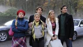 Gemeinsam machen sie eine Reise auf das Schloss Hackforth: Mia (Josephine Schmidt, l.), Anna (Jeanette Biedermann, 2.v.l.), Jonas (Roy Peter Link, M.) Annett (Tanja Wenzel, 2.v.r.) und Alexander (Paul Grasshoff, r.) © Claudius Pflug SAT.1