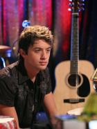 Make It or Break It - Damon (Johnny Pacar, l.) schlägt Kaylie (Josie Loren, r.) vor, ihre Gefühle auf Papier festzuhalten ... © 2010 Disney Enterprises, Inc. All rights reserved.