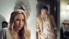 90210 - Wird Ivy (Gillian Zinser, l.) auf die Masche von Oscar (Blair Redford, r.) hereinfallen? © TM &   CBS Studios Inc. All Rights Reserved