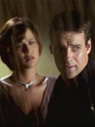 J.A.G. - Im Auftrag der Ehre - Mackenzie (Catherine Bell, l.) ist entsetzt darüber, dass Harm Raab (David James Elliott, r.) Geheimnisse vor ihr hat. © CBS Television