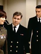 J.A.G. - Im Auftrag der Ehre - Mac (Catherine Bell), Bud (Patrick Labyorteaux, M.) und Harm (David James Elliott) sind froh, Chloe endlich gefunden zu haben. © CBS Television