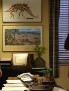 Friends - Ross (David Schwimmer, l.) steht vor einem Problem. Er muss bei Dr. Hobart (Greg Kinnear, r.) eine Prüfung bestehen um ein Forschungsstipendium zu kriegen, doch dieser will Ross die Prüfung nur bestehen lassen, wenn er sich von Charlie trennt ... © 2003 Warner Brothers International Television
