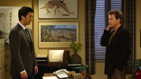 Ross (David Schwimmer, l.) steht vor einem Problem. Er muss bei Dr. Hobart (Greg Kinnear, r.) eine Prüfung bestehen um ein Forschungsstipendium zu kriegen, doch dieser will Ross die Prüfung nur bestehen lassen, wenn er sich von Charlie trennt ... © 2003 Warner Brothers International Television Ross (David Schwimmer, l.) steht vor einem Problem. Er muss bei Dr. Hobart (Greg Kinnear, r.) eine Prüfung bestehen um ein Forschungsstipendium zu kriegen, doch dieser will Ross die Prüfung nur bestehen lassen, wenn er sich von Charlie trennt ... © 2003 Warner Brothers International Television