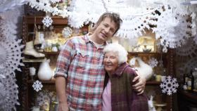 Jamie Oliver (l.) feiert Weihnachten mit seiner Familie und guten Freunden. Natürlich darf ein festliches Abendessen nicht fehlen. Seine Großmutter (r.) hilft ihm bei den Vorbereitungen. © Fremantle Jamie Oliver (l.) feiert Weihnachten mit seiner Familie und guten Freunden. Natürlich darf ein festliches Abendessen nicht fehlen. Seine Großmutter (r.) hilft ihm bei den Vorbereitungen. © Fremantle