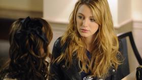Gossip Girl - Serena (Blake Lively, r.) und Blair (Leighton Meester, l.) werden auf GOSSIP GIRL mit alten Geschichten geoutet, was für beide Folgen hat ... © Warner Brothers