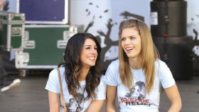 90210 - Die Schwestern Naomi (AnnaLynne McCord, r.) und Annie (Shenae Grimes, l.) sind genau auf einer Wellenlänge. Sie teilen so ziemlich alles und sind beste Freundinnen. Verbringen sie inzwischen zu viel Zeit miteinander und werden sich bald gegenseitig auf die Nerven gehen? © TM & CBS Studios Inc. All Rights Reserved 90210 - Die Schwestern Naomi (AnnaLynne McCord, r.) und Annie (Shenae Grimes, l.) sind genau auf einer Wellenlänge. Sie teilen so ziemlich alles und sind beste Freundinnen. Verbringen sie inzwischen zu viel Zeit miteinander und werden sich bald gegenseitig auf die Nerven gehen? © TM & CBS Studios Inc. All Rights Reserved