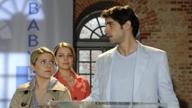 Anna (Jeanette Biedermann, l.) und Jonas (Roy Peter Link, r.) unterbrechen Katja (Karolina Lodyga, M.) und reißen das Mikrofon an sich. © Oliver Ziebe Sat.1 Anna (Jeanette Biedermann, l.) und Jonas (Roy Peter Link, r.) unterbrechen Katja (Karolina Lodyga, M.) und reißen das Mikrofon an sich. © Oliver Ziebe Sat.1