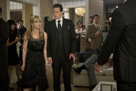 Ringer - Während einer Auktionsparty, die Bridget (Sarah Michelle Gellar, l.) organisiert hat, kommt es zum Eklat. Andrew (Ioan Gruffudd, M.) kann den plötzlichen Aufruhr nicht verstehen ... © 2011 THE CW NETWORK, LLC. ALL RIGHTS RESERVED