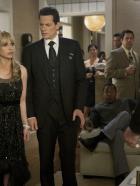 Ringer - Während einer Auktionsparty, die Bridget (Sarah Michelle Gellar, l.) organisiert hat, kommt es zum Eklat. Andrew (Ioan Gruffudd, M.) kann den plötzlichen Aufruhr nicht verstehen ... © 2011 THE CW NETWORK, LLC. ALL RIGHTS RESERVED
