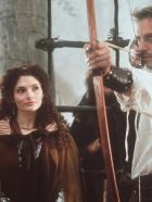Robin Hood - König der Diebe - Die Treffsicherheit Robin Hoods (Kevin Costner, r.) ist im ganzen Land berühmt. Einzig die schöne Marian (Mary Elizabeth Mastrantonio, l.) verunsichert die Hand des Volkshelden des Volkes ... © WARNER BROS.