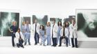 Grey's Anatomy - Die jungen Ärzte - (6. Staffel) - Tränen, Konkurrenzkampf und neue Ärzte im Seattle Grace Hospital: (v.l.n.r.) Dr. Robbins (Jessica Capshaw), Dr. Bailey (Chandra Wilson), Dr. Stevens (Katherine Heigl), Dr. Karev (Justin Chambers), Dr. Sloan (Eric Dane), Dr. Yang (Sandra Oh), Dr. Grey (Ellen Pompeo), Dr. Shepherd (Patrick Dempsey), Dr. Torres (Sara Ramirez), Dr. Webber (James Pickens, Jr.), Dr. Grey (Chyler Leigh) und Dr. Hunt (Kevin McKidd) ... © Touchstone Television