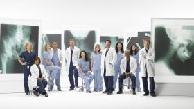 Grey's Anatomy - Die jungen Ärzte - (6. Staffel) - Tränen, Konkurrenzkampf und neue Ärzte im Seattle Grace Hospital: (v.l.n.r.) Dr. Robbins (Jessica Capshaw), Dr. Bailey (Chandra Wilson), Dr. Stevens (Katherine Heigl), Dr. Karev (Justin Chambers), Dr. Sloan (Eric Dane), Dr. Yang (Sandra Oh), Dr. Grey (Ellen Pompeo), Dr. Shepherd (Patrick Dempsey), Dr. Torres (Sara Ramirez), Dr. Webber (James Pickens, Jr.), Dr. Grey (Chyler Leigh) und Dr. Hunt (Kevin McKidd) ... © Touchstone Television Grey's Anatomy - Die jungen Ärzte - (6. Staffel) - Tränen, Konkurrenzkampf und neue Ärzte im Seattle Grace Hospital: (v.l.n.r.) Dr. Robbins (Jessica Capshaw), Dr. Bailey (Chandra Wilson), Dr. Stevens (Katherine Heigl), Dr. Karev (Justin Chambers), Dr. Sloan (Eric Dane), Dr. Yang (Sandra Oh), Dr. Grey (Ellen Pompeo), Dr. Shepherd (Patrick Dempsey), Dr. Torres (Sara Ramirez), Dr. Webber (James Pickens, Jr.), Dr. Grey (Chyler Leigh) und Dr. Hunt (Kevin McKidd) ... © Touchstone Television