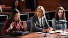 Good Wife - Alicia (Julianna Margulies, l.) und Diane (Christine Baranski, M.) vertreten Caitlin Fenton (Rachel Brosnahan, r.) vor Gericht. Sie ist nur eine von vielen die gegen einen großen Pharmakonzern klagt. © 2010 CBS Broadcasting Inc. All Rights Reserved.