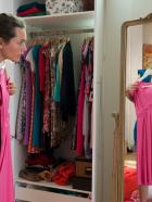 Im Brautkleid meiner Schwester - Für die burschikose Sina (Alissa Jung) ist Sophies Kleiderschrank ein reiner Alptraum. Aber um keine Zweifel aufkommen zu lassen, muss sie sich mit den Klamotten ihrer Zwillingsschwester anfreunden ... © Stephan Rabold SAT.1