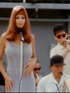 J.A.G. - Im Auftrag der Ehre - Die Sängerin Jenny (Catherine Bell) ist Mitglied der Showtruppe von Bob Hope, die in Vietnam die Frontsoldaten unterhält. Dort lernt sie Harms Vater kennen ... © CBS Television