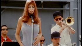 Die Sängerin Jenny (Catherine Bell) ist Mitglied der Showtruppe von Bob Hope, die in Vietnam die Frontsoldaten unterhält. Dort lernt sie Harms Vater kennen ... © CBS Television Die Sängerin Jenny (Catherine Bell) ist Mitglied der Showtruppe von Bob Hope, die in Vietnam die Frontsoldaten unterhält. Dort lernt sie Harms Vater kennen ... © CBS Television