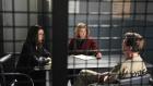 Good Wife - Alicia (Julianna Margulies, l.) und Diane (Christine Baranski, M.) verteidigen Colin Sweeney (Dylan Baker, r.), der im Verdacht steht, ein Mörder zu sein ... © CBS Studios Inc. All Rights Reserved.