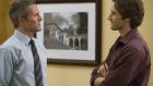 90210 - Harry (Rob Estes, l.) und Ryan (Ryan Eggold, r.) planen einen Männerabend - doch Harry plant noch viel mehr... © TM &   CBS Studios Inc. All Rights Reserved