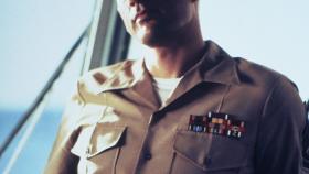 J.A.G. - Im Auftrag der Ehre - Sergeant Victor Galindez (Randy Vasquez) ist in wichtiger Mission auf den Flugzeugträger USS Guadalcanal unterwegs. © CBS Television J.A.G. - Im Auftrag der Ehre - Sergeant Victor Galindez (Randy Vasquez) ist in wichtiger Mission auf den Flugzeugträger USS Guadalcanal unterwegs. © CBS Television