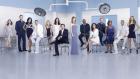 (7. Staffel) - Grey's Anatomy: (v.l.n.r.) April (Sarah Drew), Mark (Eric Dane), Callie (Sara Ramirez), Alex (Justin Chambers), Arizona (Jessica Capshaw), Lexie (Chyler Leigh), Derek (Patrick Dempsey), Meredith (Ellen Pompeo), Richard (James Pickens, Jr.), Cristina (Sandra Oh), Owen (Kevin McKidd), Miranda (Chandra Wilson), Jackson (Jesse Williams) und Teddy (Kim Raver) ... © ABC Studios