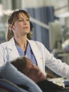 Grey's Anatomy - Die jungen Ärzte - Meredith (Ellen Pompeo) möchte unbedingt beweisen, dass sie leitende Assistenzärztin sein kann. Sie meldet sich dafür, die Notaufnahme für eine Nacht zu leiten, und lernt, dass in einer Stunde wirklich alles passieren kann ... © ABC Studios
