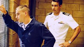 Lieutenant Harm (David James Elliott, r.) ermittelt im Fall Gunnery Sergeant Akers (Tyler Christopher, l.), der beschuldigt wird, seine Frau erschossen zu haben ... © PARAMOUNT PICTURES CORPORATION Lieutenant Harm (David James Elliott, r.) ermittelt im Fall Gunnery Sergeant Akers (Tyler Christopher, l.), der beschuldigt wird, seine Frau erschossen zu haben ... © PARAMOUNT PICTURES CORPORATION