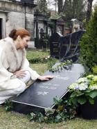 Anna und die Liebe - Natascha (Franziska Matthus) ist mit den Nerven am Ende, sie betet für Jonas an Roberts Grab. © Noreen Flynn Sat.1
