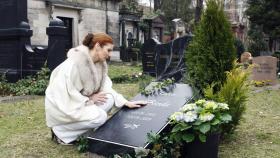 Natascha (Franziska Matthus) ist mit den Nerven am Ende, sie betet für Jonas an Roberts Grab. © Noreen Flynn Sat.1 Natascha (Franziska Matthus) ist mit den Nerven am Ende, sie betet für Jonas an Roberts Grab. © Noreen Flynn Sat.1