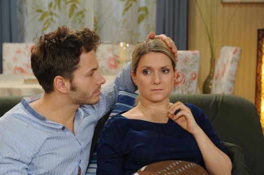 Anna und die Liebe - Enrique (Jacob Weigert, l.), fühlt sich von Anna (Jeanette Biedermann, r.) übergangen, als er erfährt, dass sie Katjas Kind adoptieren will. So viel Verantwortung wollte er noch nicht übernehmen - jedenfalls nicht über Nacht ... © SAT.1
