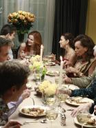 Desperate Housewives - Eine Dinnerparty zu Ehren einer Hausfrau: (vorne l. nach vorne r.) Lee (Kevin Rahm), Bob (Tuc Watkins), Lynette (Felicity Huffman), Chuck (Jonathan Cake), Bree (Marcia Cross), Gabrielle (Eva Longoria), Renee (Vanessa Williams), Roy (Orson Bean), Karen (Kathryn Joosten) und Mike (James Denton) ... © ABC Studios