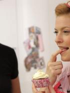 Enie backt - Zusammen mit der Hamburgerin Betty Schliephake Burchardt (l.) - der Tortentunerin schlechthin - backt Enie (r.) eine imposante aber ganz easy gemachte Hochzeitstorte aus Cupcakes © sixx