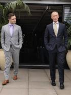 Gossip Girl - Bei einer Pressekonferenz will Chuck (Ed Westwick, l.) verkünden, dass er gemeinsam mit seinem Vater Bart Bass (Robert John Burke, r.) das Imperium künftig leiten werde. Doch ob Bart das genauso sieht? © Warner Bros. Television