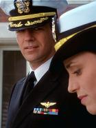 J.A.G. - Im Auftrag der Ehre - Harm (David James Elliott) blickt der Verteidigung von Lieutenant Skates (Sibel Ergener) siegesgewiß entgegen. © CBS Television