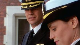 Harm (David James Elliott) blickt der Verteidigung von Lieutenant Skates (Sibel Ergener) siegesgewiß entgegen. © CBS Television Harm (David James Elliott) blickt der Verteidigung von Lieutenant Skates (Sibel Ergener) siegesgewiß entgegen. © CBS Television