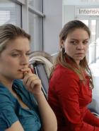 Anna und die Liebe - Während Jonas um sein Leben kämpft, macht Katja (Karolina Lodyga, r.) Anna (Jeanette Biedermann, l.) schwere Vorwürfe. © Claudius Pflug Sat.1
