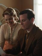 PAN AM - Der verzweifelte Versuch nur gute Freunde zu sein, stellt sich für Laura (Margot Robbie, l.) und Ted (Michael Mosley, r.) als schwieriger heraus, als gedacht ... © 2011 Sony Pictures Television Inc.  All Rights Reserved.