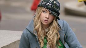 Gossip Girl - Ein unglaublicher Zufall: Jenny (Taylor Momsen) kann zunächst nicht fassen, was sie sieht ... © Warner Brothers