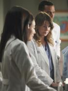 Grey's Anatomy - Die jungen Ärzte - Alle ziehen an einem Strang, um Callie und ihrem Baby Sofia während des schmerzvollen Weges zur Besserung beizustehen: Lexie (Chyler Leigh, l.), Cristina (Sandra, 2.v.l.), Meredith (Ellen Pompeo, 2.v.r.) und Jackson (Jesse Williams, r.) ... © ABC Studios