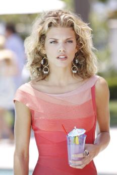 90210 - Naomi (AnnaLynne McCord) ist auf der Suche nach einem neuen Boyfriend - Teddy passt genau in ihr Beuteschema... © TM &   CBS Studios Inc. All Rights Reserved