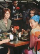 Sex and the City - Während eines Mittagplauschs und einem Salat, bericht Miranda (Cynthia Nixon, 2.v.l.) ihren Freundinnen Sam (Kim Cattrall, l.), Carrie (Sarah Jessica Parker, 2.v.r.) und Charlotte (Kristin Davis, r.) von dem gut aussehenden Mann gegenüber, der sie die ganze Zeit anlächelt. © Paramount Pictures