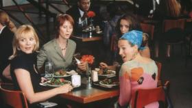 Während eines Mittagplauschs und einem Salat, bericht Miranda (Cynthia Nixon, 2.v.l.) ihren Freundinnen Sam (Kim Cattrall, l.), Carrie (Sarah Jessica Parker, 2.v.r.) und Charlotte (Kristin Davis, r.) von dem gut aussehenden Mann gegenüber, der sie die ganze Zeit anlächelt. © Paramount Pictures Während eines Mittagplauschs und einem Salat, bericht Miranda (Cynthia Nixon, 2.v.l.) ihren Freundinnen Sam (Kim Cattrall, l.), Carrie (Sarah Jessica Parker, 2.v.r.) und Charlotte (Kristin Davis, r.) von dem gut aussehenden Mann gegenüber, der sie die ganze Zeit anlächelt. © Paramount Pictures