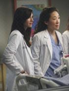 Grey's Anatomy - Die jungen Ärzte - Kümmern sich um die verletzte Callie: Lexie (Chyler Leigh, l.) und Cristina (Sandra Oh, r.) ... © ABC Studios