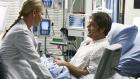 Grey's Anatomy - Die jungen Ärzte - Im Krankenhaus ist eine Aberglauben-Epidemie ausgebrochen. Früh morgens sind drei Patienten im OP gestorben, und angeblich passieren Todesfälle im OP immer in Siebener-Gruppen. Izzie (Katherine Heigl, l.) ist deshalb sehr besorgt um ihren Lieblingspatienten Denny (Jeffrey Dean Morgan, r.), der in Kürze auf dem OP-Tisch landet ... © Touchstone Television