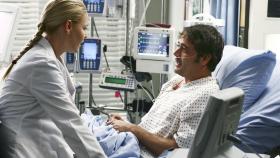 Grey's Anatomy - Die jungen Ärzte - Im Krankenhaus ist eine Aberglauben-Epidemie ausgebrochen. Früh morgens sind drei Patienten im OP gestorben, und angeblich passieren Todesfälle im OP immer in Siebener-Gruppen. Izzie (Katherine Heigl, l.) ist deshalb sehr besorgt um ihren Lieblingspatienten Denny (Jeffrey Dean Morgan, r.), der in Kürze auf dem OP-Tisch landet ... © Touchstone Television Grey's Anatomy - Die jungen Ärzte - Im Krankenhaus ist eine Aberglauben-Epidemie ausgebrochen. Früh morgens sind drei Patienten im OP gestorben, und angeblich passieren Todesfälle im OP immer in Siebener-Gruppen. Izzie (Katherine Heigl, l.) ist deshalb sehr besorgt um ihren Lieblingspatienten Denny (Jeffrey Dean Morgan, r.), der in Kürze auf dem OP-Tisch landet ... © Touchstone Television
