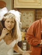 Friends - Rachel (Jennifer Aniston, l.), die kurz vor ihrer Hochzeit getürmt ist, versucht ihrem Vater vergebens alles zu erklären. Ross (David Schwimmer, r.) versteht die Welt nicht mehr. © TM+  2000 WARNER BROS.